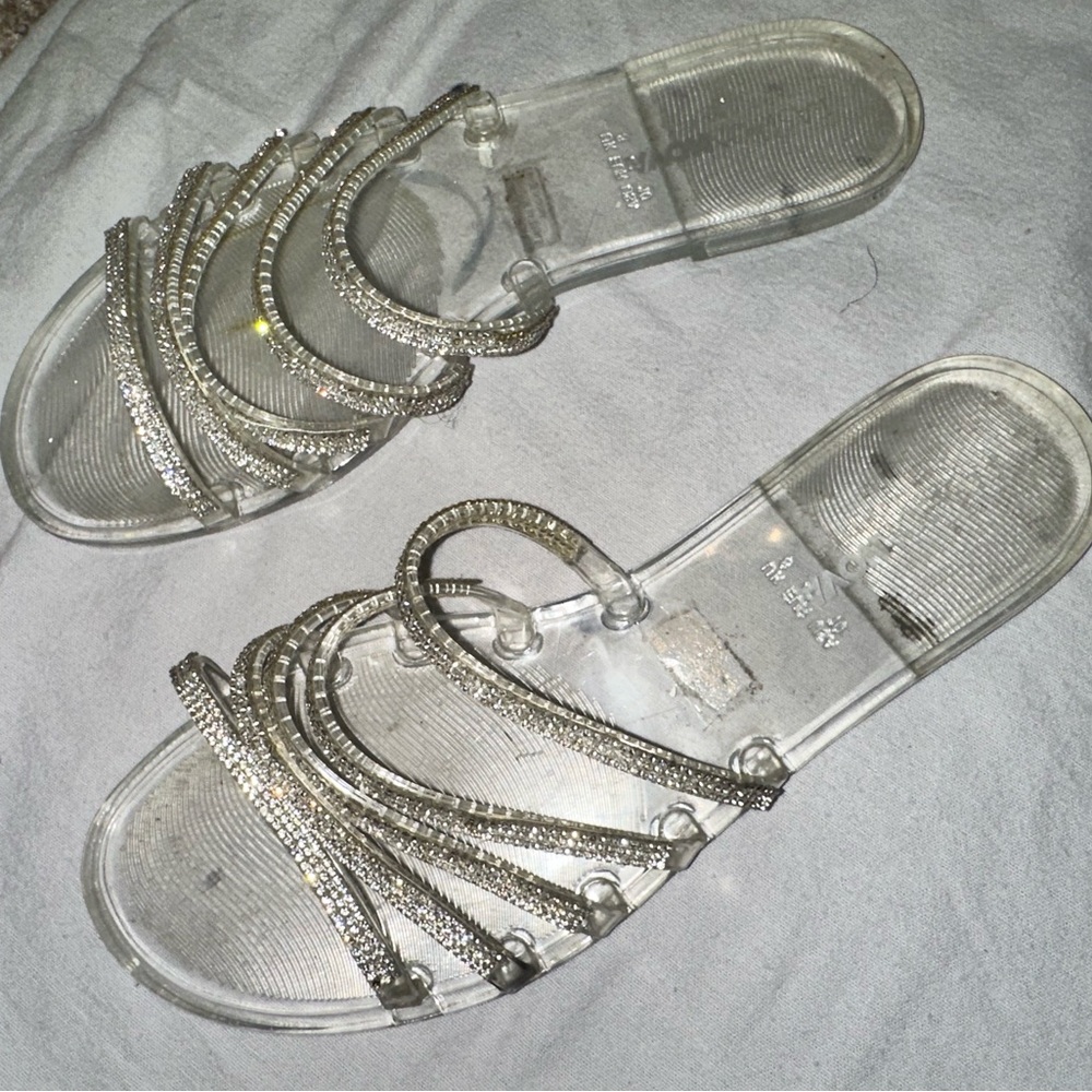 Fashion nova clear slides with rhinestones, no rhinestones missing